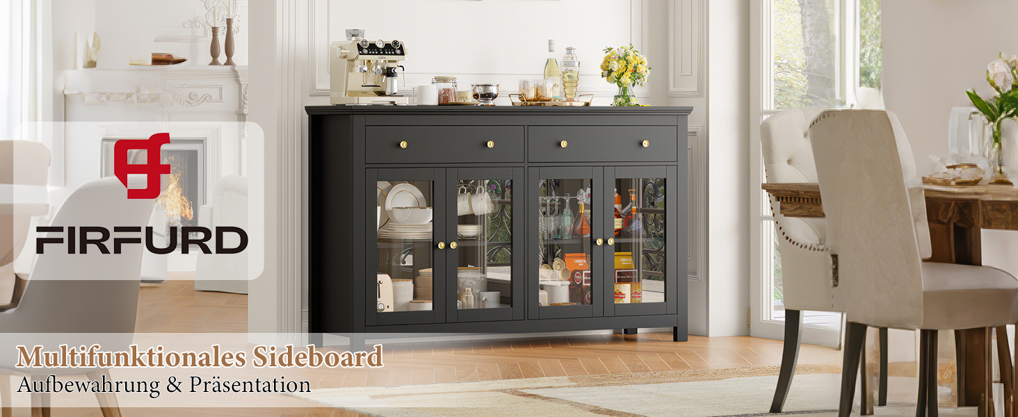 Dunkelgraues Sideboard mit Glastüren und Schubladen, auf dem verschiedene Flaschen und Gegenstände ausgestellt sind. Weißer Kamin und Esszimmermöbel im Hintergrund sichtbar