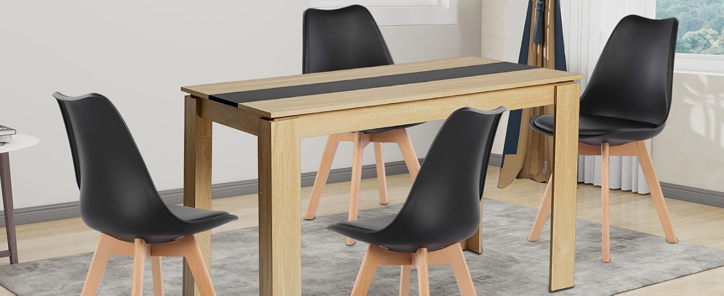 ein Esstisch mit einem Holztisch und Stühlen