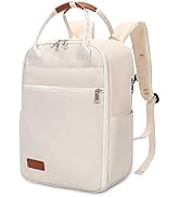 Mochila minimalista para pañales de color beige que se muestra desde diferentes ángulos y muestra el compartimento principal, los bolsillos laterales y las opciones de transporte con detalles en piel.