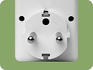 Weiße elektrische Wandsteckdose im europäischen Stil mit Erdungsstift und zwei runden Löchern für Stecker, mit Sicherheitsverschlüssen und Befestigungsschrauben.