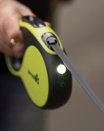 Pecute Extendable/Retractable Dog Leash, 8 Metres, Grey Straps with Reflective Bands for Daily Dog Walks|Dogs Accessories 16 Secuencia de primer plano que muestra un dispositivo o herramienta circular de color amarillo verdoso manipulándose sobre un fondo oscuro.