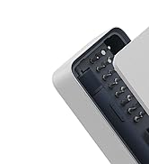 Primer plano de un dispositivo electrónico blanco con varias puntas o conectores metálicos visibles en un borde