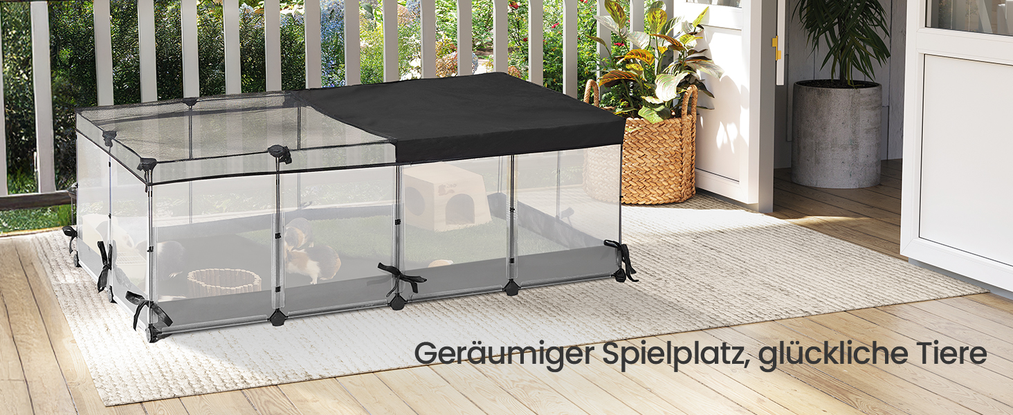 Modulares Tiergehege mit transparenten Paneelen und schwarzer Netzoberseite. Verfügt über miteinander verbundene Würfel für einen geräumigen Spielbereich. Im Freien auf einem hellen Teppich platziert.