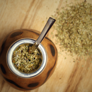 un bol de hierbas secas y una cuchara
