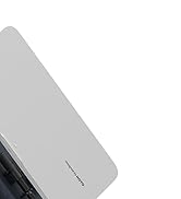 Vista parcial de una computadora portátil o tableta de color plateado con bordes redondeados, que muestra una parte de la pantalla y el cuerpo