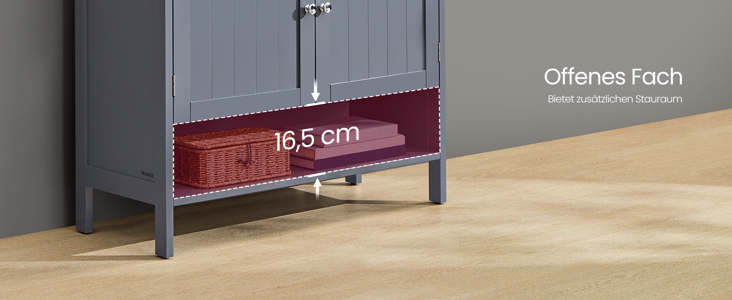 Egy bútor alsó részének közeli képe 16,5 cm magas nyitott rekesszel, szürke szekrénymodul alatt.