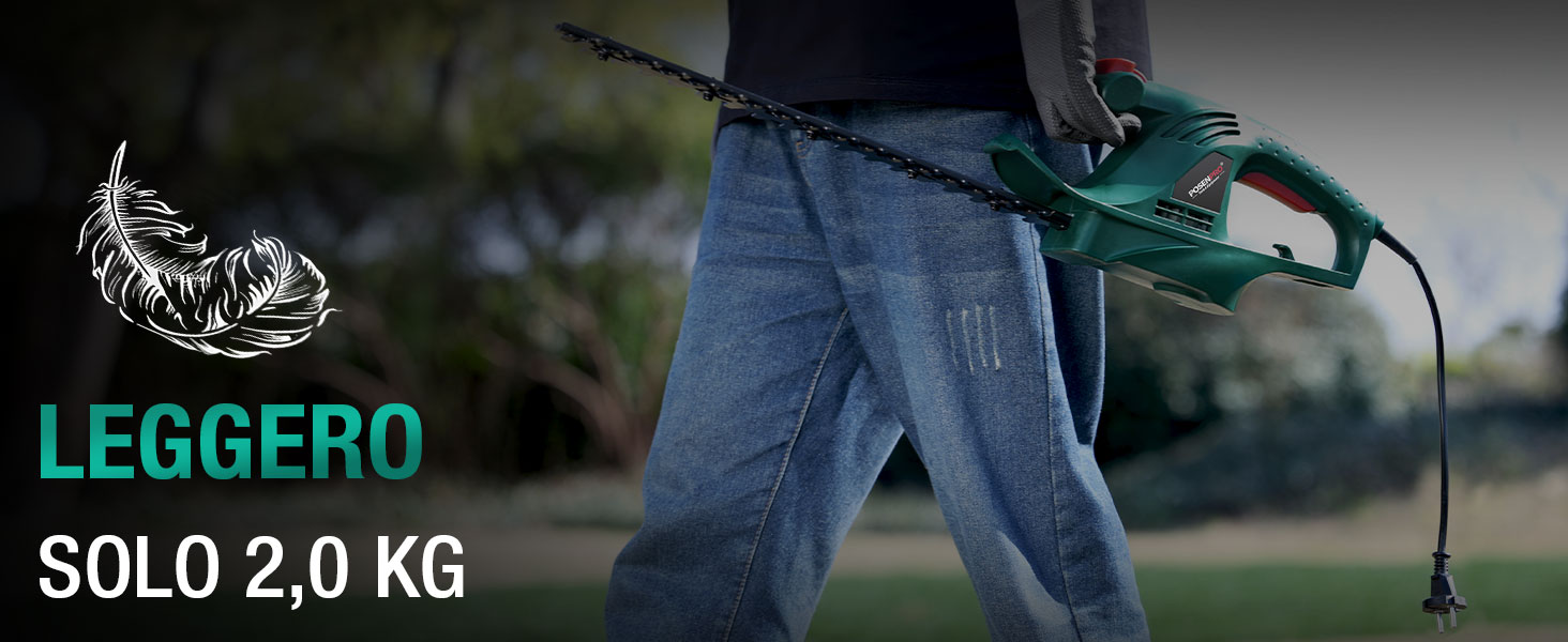 Tagliasiepi elettrico verde tenuto da una persona in jeans. Testo «LEGGERO» e «SOLO 2,0 KG» visibili, indicanti un design leggero. Utensile con filo