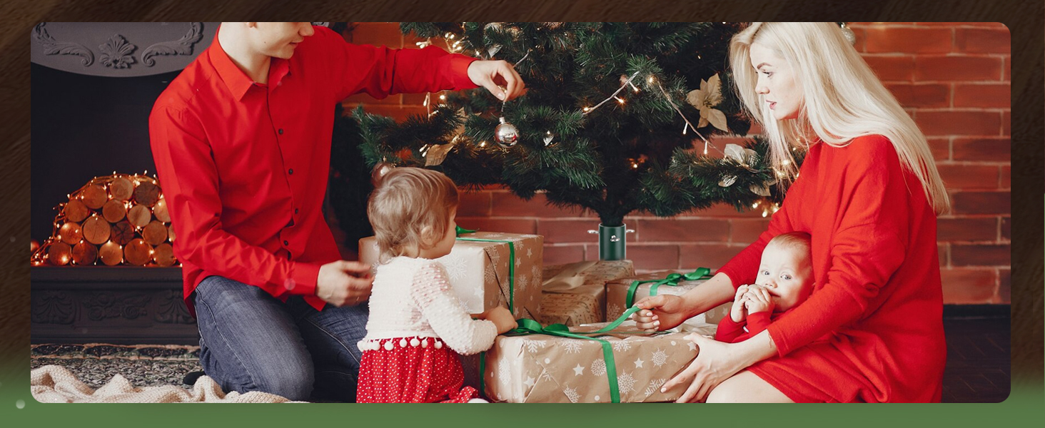 Scena natalizia con regali incartati che vengono aperti, con maglioni rossi e un albero di Natale decorato con luci sullo