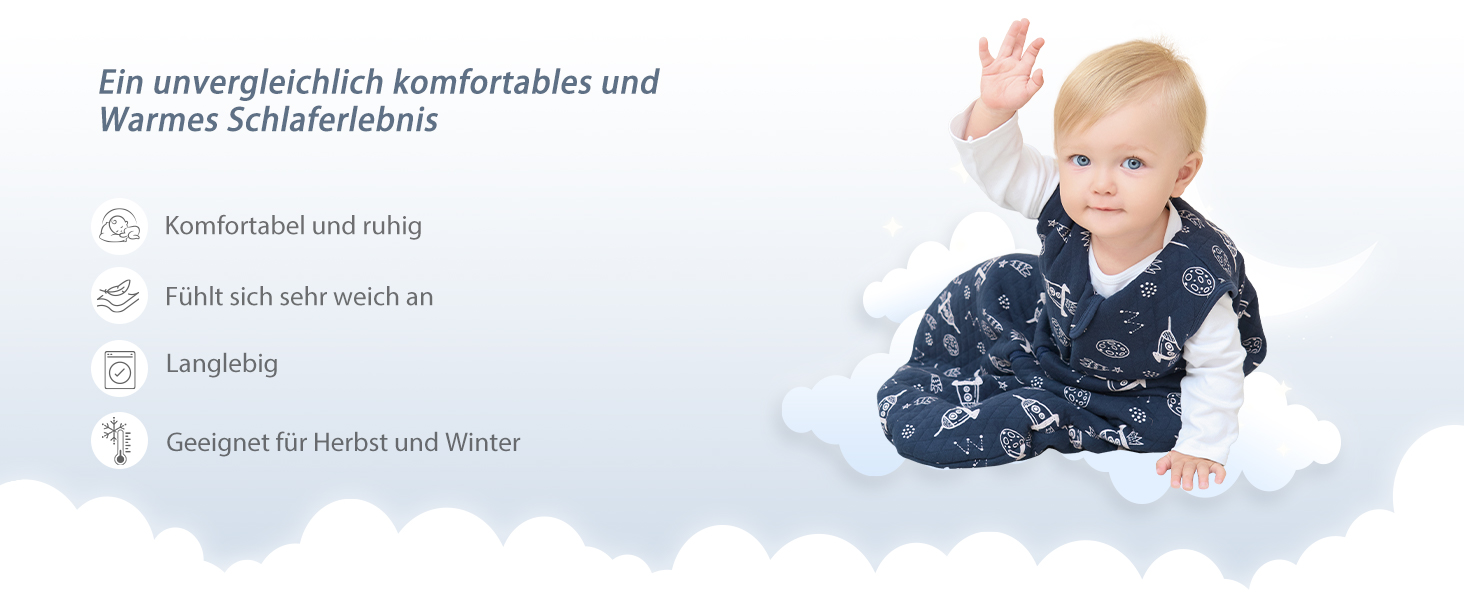 Kleines Kind sitzt auf einer weißen Oberfläche und trägt einen marineblau gemusterten Pyjama. Der Aufzählungstext hebt Produktmerkmale