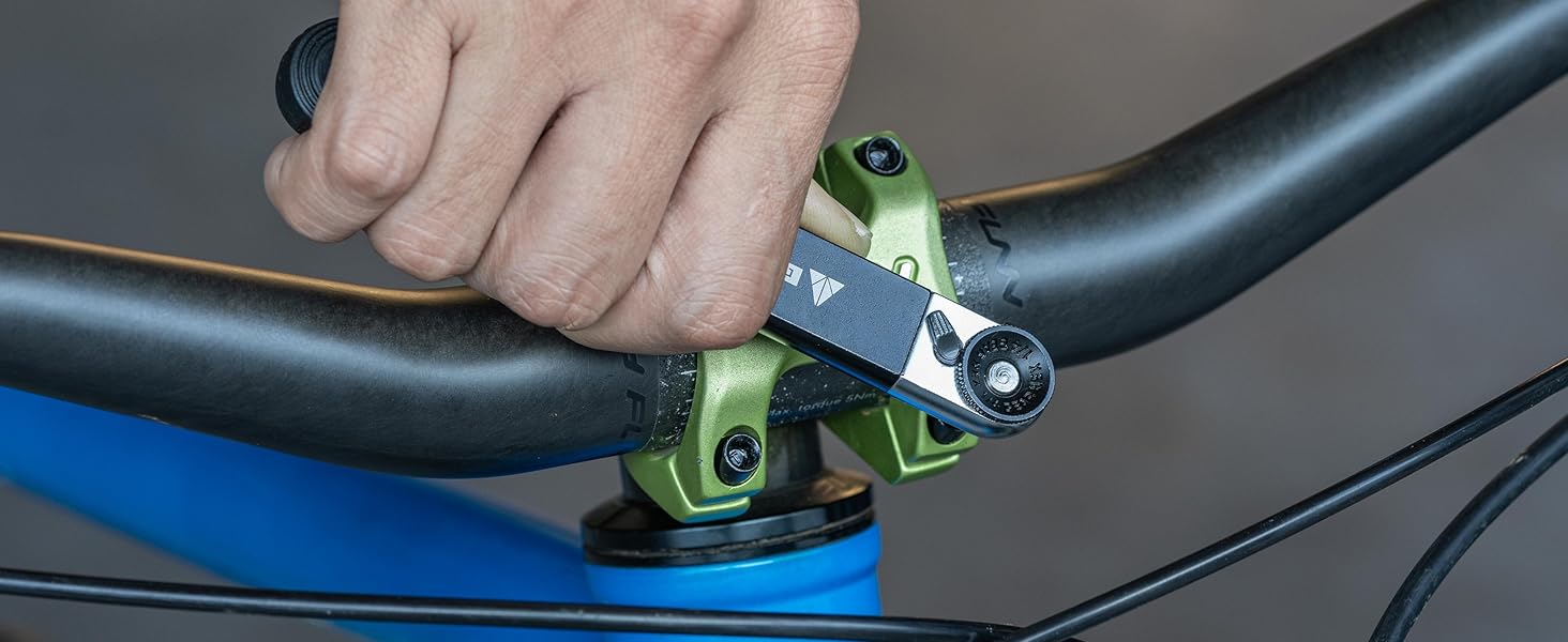 ツール本体を握り、ボルトに軽く締め付けながら回し、わずかな抵抗を感じるまで回転させます。