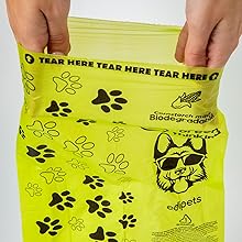 una bolsa amarilla con un logo negro.