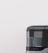 Nahaufnahme eines schwarzen elektronischen Geräts oder einer Komponente vor weißem Hintergrund.