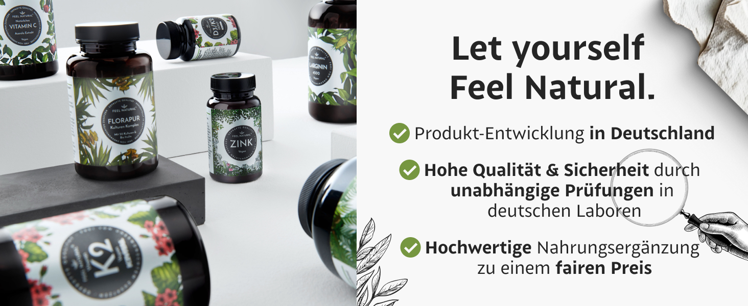Mehrere Glasflaschen mit schwarzen Deckeln, die Nahrungsergänzungsmittel enthalten. Die Etiketten sind mit tropischen Blattmustern versehen. Text auf Deutsch beschreibt Produktentwicklung, Qualität und Preisgestaltung.