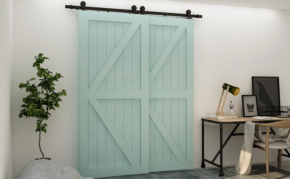 ein blaues Scheunentor mit einem Holzrahmen.