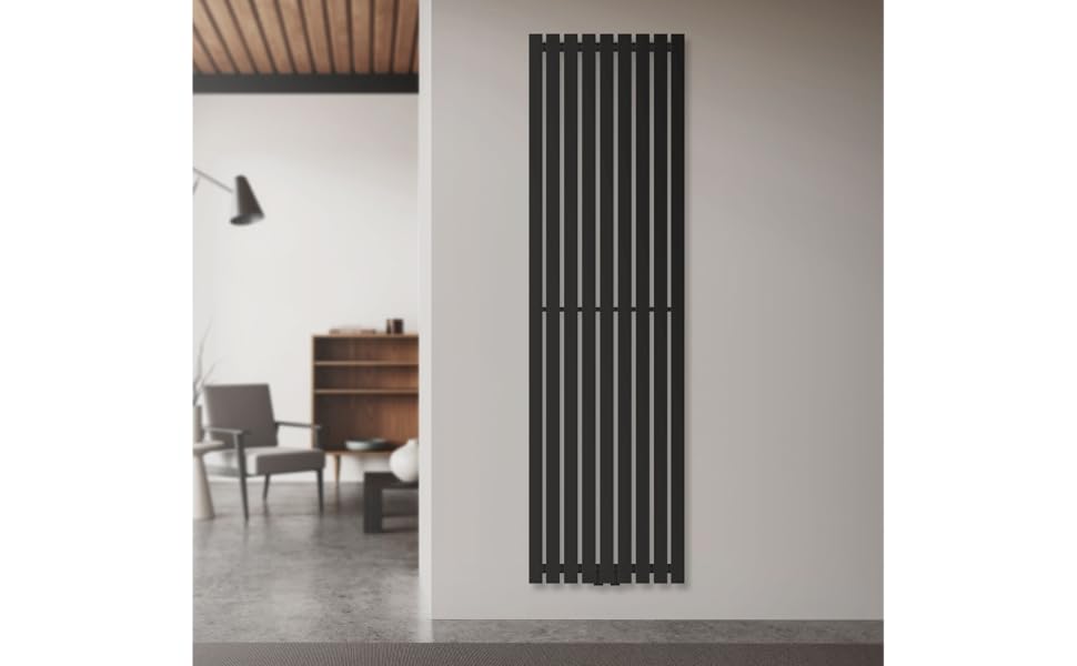Hoge, verticale radiator met meerdere zwarte balken gemonteerd op een witte muur in een modern interieur met houten vloeren en meubels.