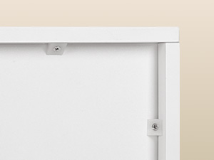 Nahaufnahme einer Gardinenstangenhalterung aus weißem Metall, die an einer Wand montiert ist. Die Halterung hält eine dünne weiße Stange und ist mit sichtbaren Schrauben befestigt