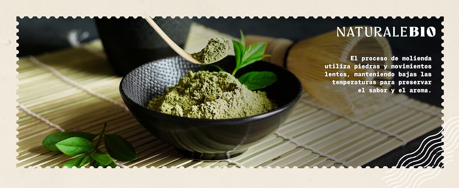 un bol de polvo verde con una cuchara.