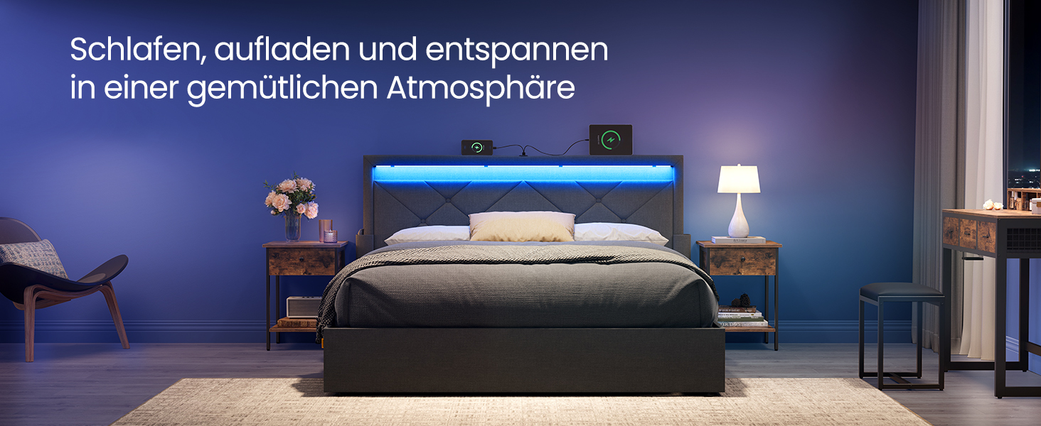 Schlafzimmer mit dunkelblauen Wänden und stimmungsvoller Beleuchtung. Modernes Bett mit heller Bettwäsche. In einem deutschen Text wird das Schlafen, Aufladen und Entspannen in einer gemütlichen Atmosphäre erwähnt