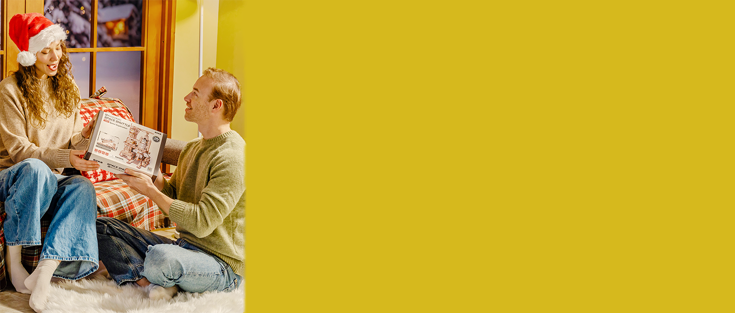 Scènes d'arrière-plan jaune vif montrant des activités intérieures décontractées et des moments de détente sur plusieurs panneaux connectés.