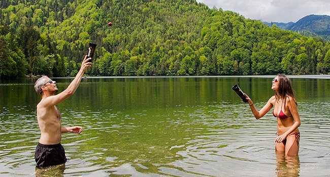 Mann und Frau spielen Bassalo im Wasser