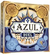 El texto dice «AZUL DUEL». Caja de juego de mesa con motivos decorativos dorados y azules adornados con diseños geométricos y motivos arabescos.