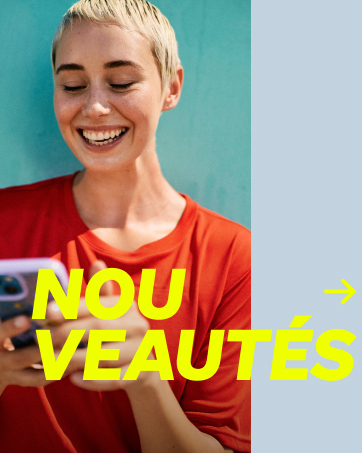 Personne en chemise rouge souriant tout en tenant l'appareil. Texte jaune « NOUVEAUTES » superposé sur l'image. Fond bleu sarcelle et bleu clair