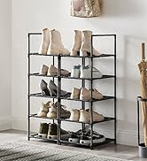 de metal negro de cinco niveles que muestra varios pares de botas y zapatos. Cuenta con estanterías de malla y un diseño compacto para el almacenamiento en el hogar