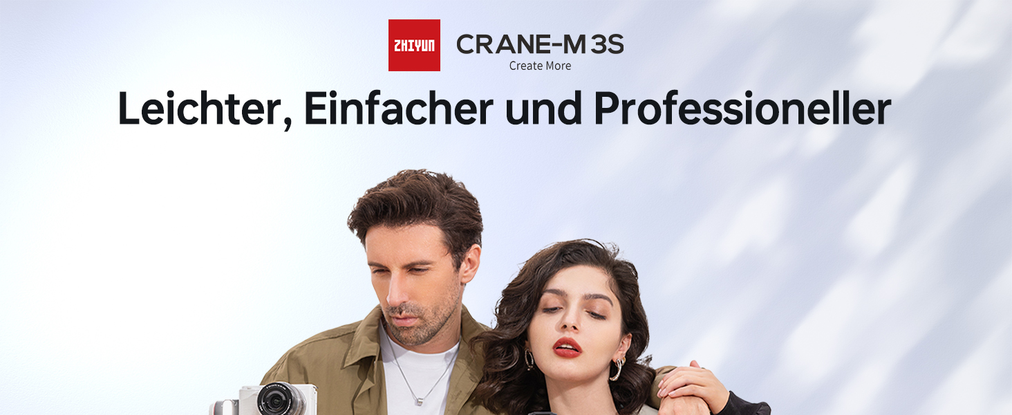 Werbebild für den CRANE-M3S-Kamerastabilisator. Der Text weist darauf hin, dass es leichter, einfacher und professioneller ist. Zwei Personen werden gezeigt, wie sie das Gerät im Freien benutzen.