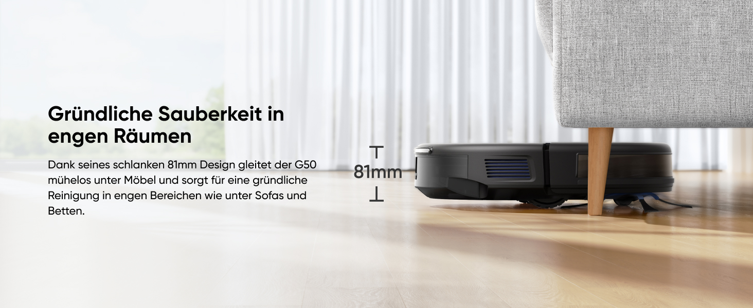 Roboter-Staubsauger, der auf hellem Holzboden in der Nähe von weißen Wänden arbeitet, mit deutschem Text über die Grundreinigung sichtbar.