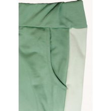 يبدو أن التفاصيل المقربة للنسيج الأخضر النعناعي مع درز أو طية مرئية، هي جزء من الملابس.