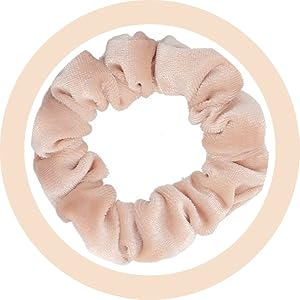 Chouchou à cheveux en tissu rose pâle avec motif élastique froncé, représenté en forme de cercle sur fond clair