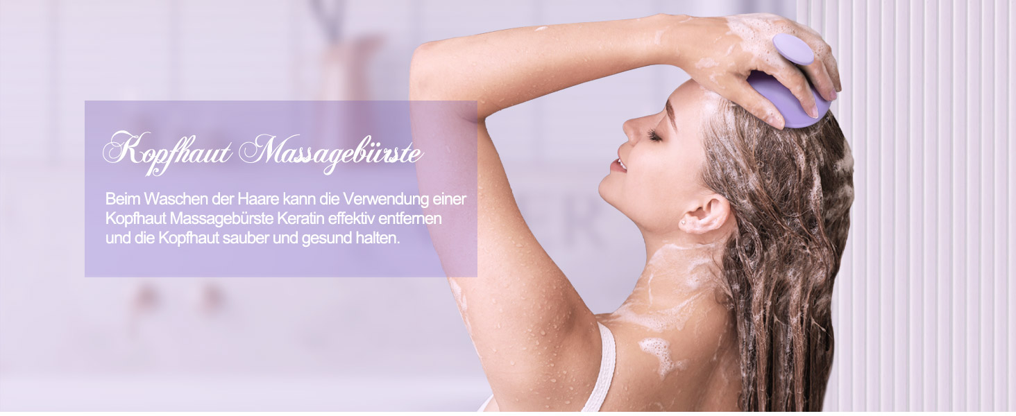 Person, die sich unter der Dusche die Haare wäscht, die Hände zum Kopf erhoben. Violett getöntes Bild mit Textüberlagerung, wahrscheinlich Produktinformationen