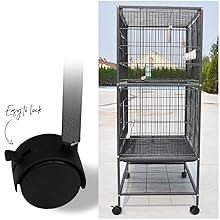 Der Käfig besteht aus Metall und hat Räder.