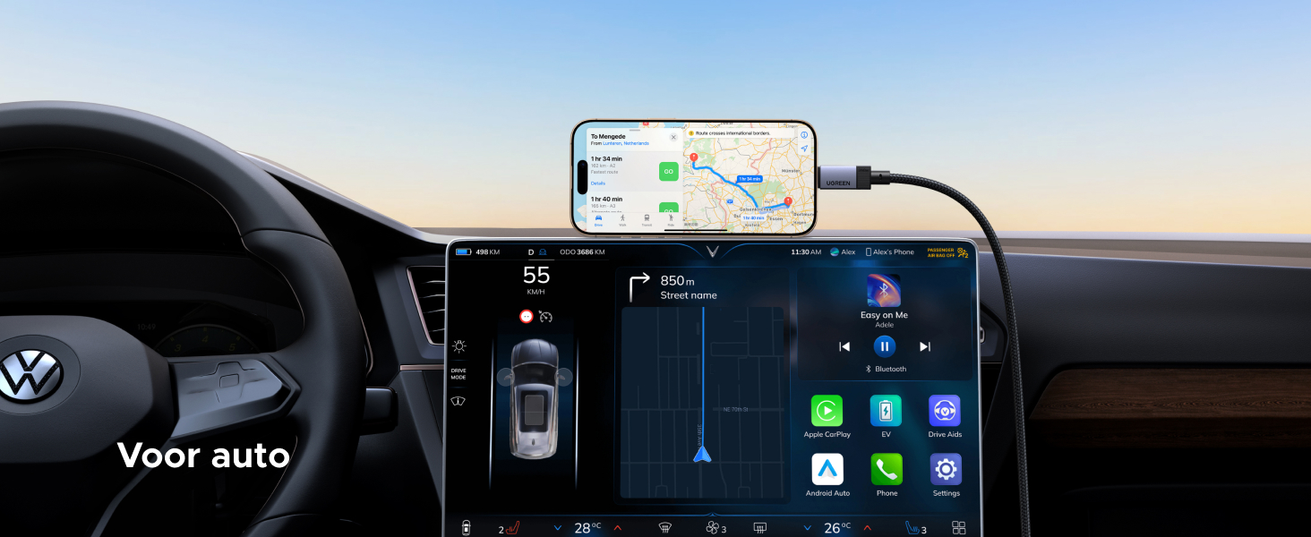 Armaturenbrett mit großem Touchscreen zur Anzeige von Navigation und Fahrzeugsteuerung. Oben montiertes Smartphone, das über ein Kabel angeschlossen ist und die Kartenanwendung zeigt.
