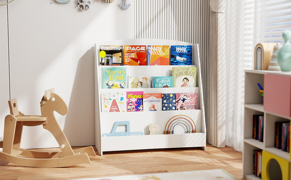 Modernes, minimalistisches Kinderzimmerinterieur mit weißen Wänden, Holzmöbeln und farbenfrohen Kinderbüchern, die in Wandregalen ausgestellt sind. Natürliches Licht beleuchtet den Raum.