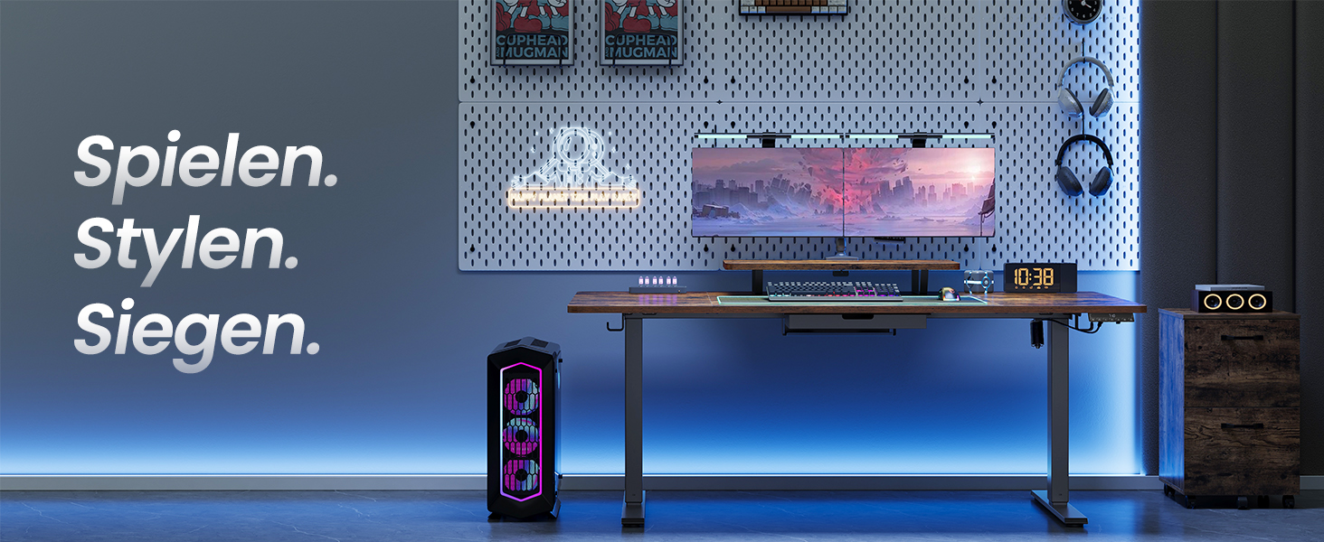 A szöveg: „Játssz. Alkoss. Győzz.” Gaming setup két monitorral, RGB világítású íróasztallal, gamer perifériákkal és perforált fali tartóval, kék hangulatvilágítással.
