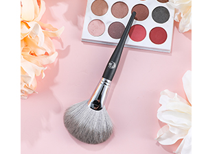 Fan brush for powder makeup