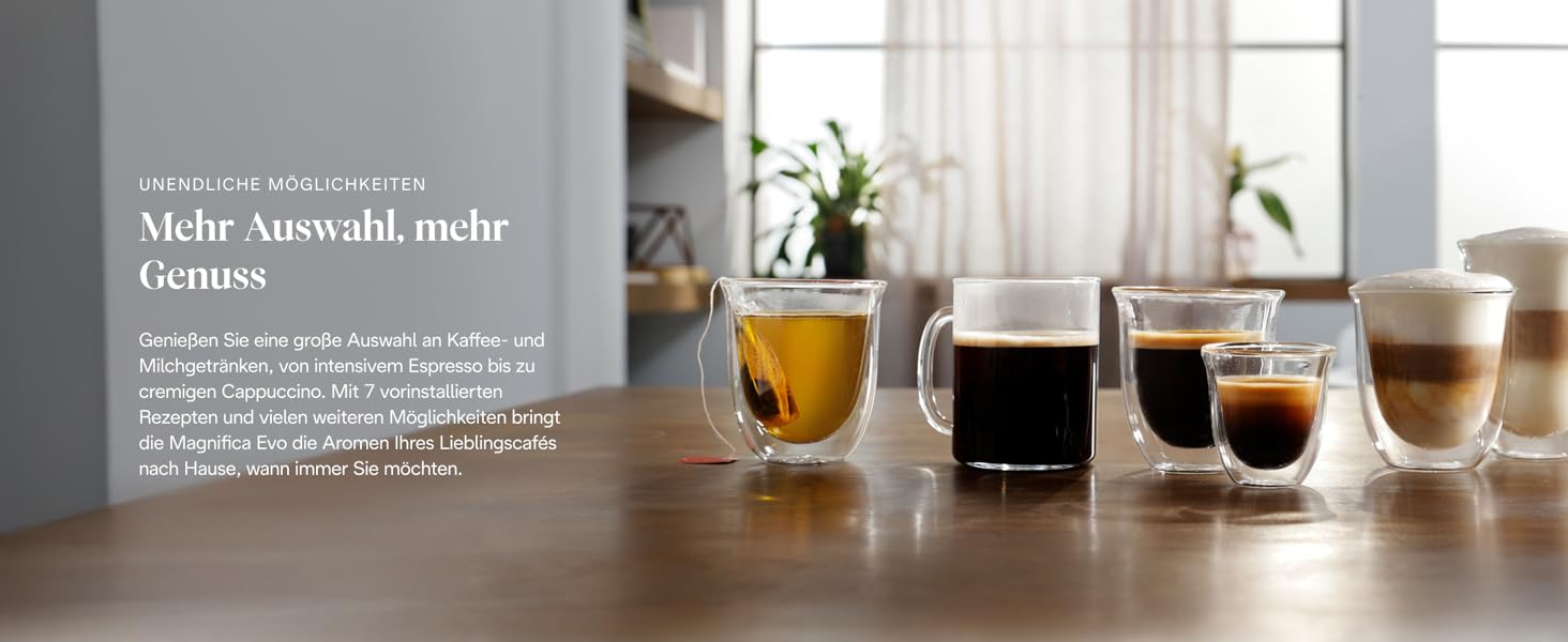 Der Text lautet „Mehr Auswahl, mehr Genuss“. Verschiedene Glasbecher mit verschiedenen Getränken auf Holzoberfläche, was die Vielfalt der Getränke zeigt.