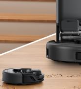 ein Roboter, der auf einen Tisch gestellt wurde.