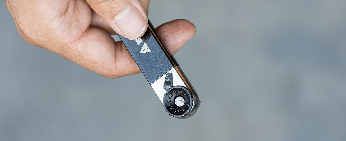 ボルトを締めるにはスイッチを左側に、緩めるには右側に切り替えます。