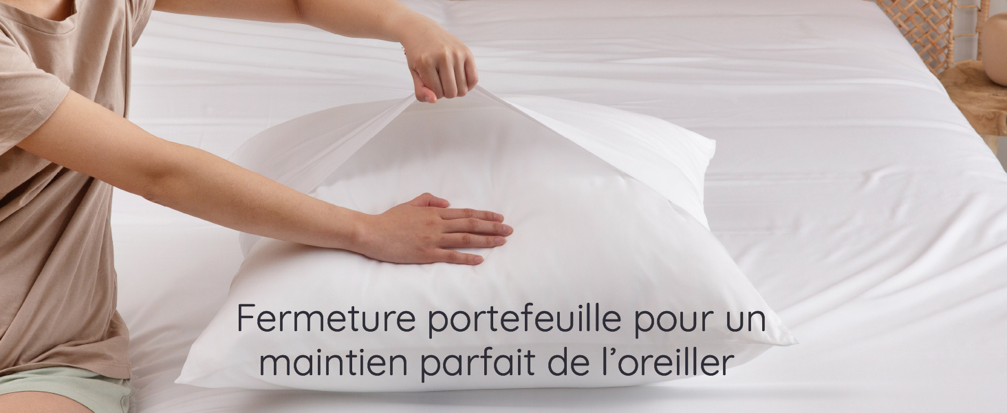 une femme met une housse oreiller 65x65 avec fermeture portefeuille