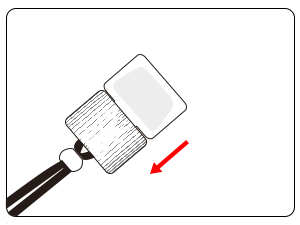 Draagbaar vergrootglas met vierkante lens, gericht op een gestructureerd oppervlak. De rode pijl wijst naar het vergrote gebied, wat de helderheid en het vergrotingsvermogen van de lens