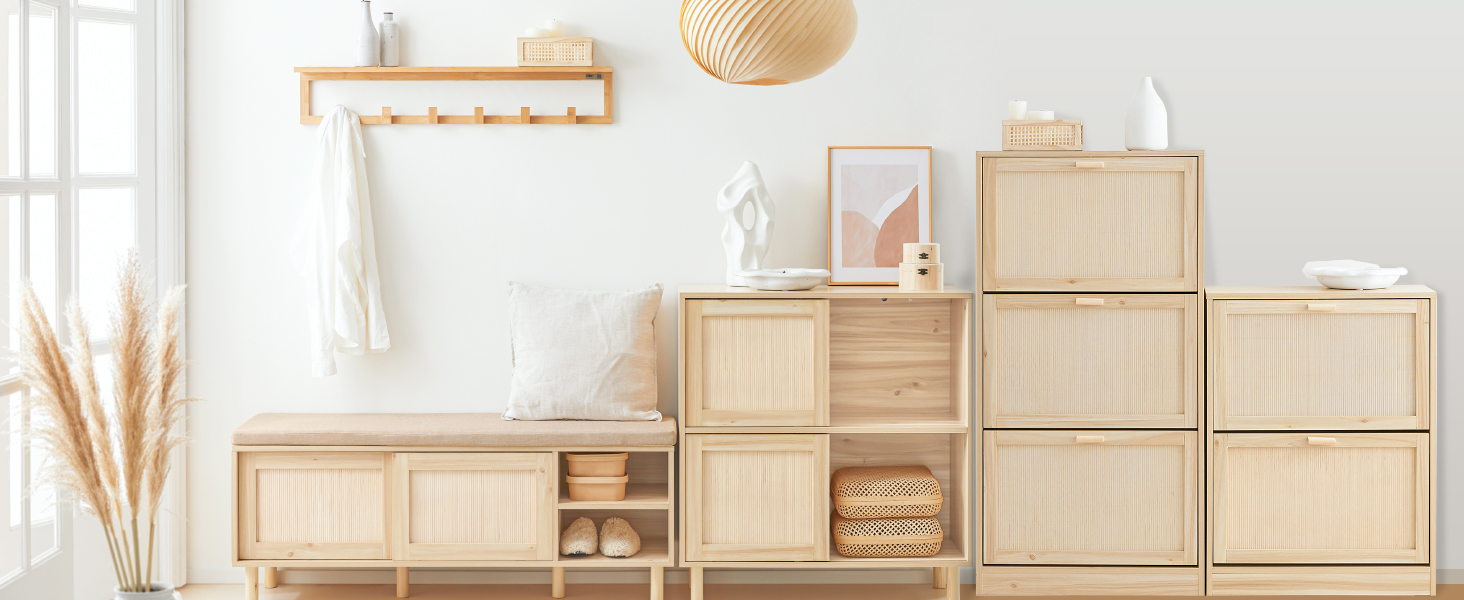Sistema modular de almacenamiento de madera con múltiples compartimentos en forma de cubo dispuestos en una configuración escalonada contra una pared blanca
