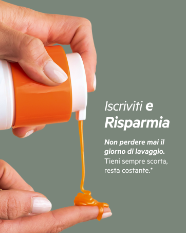 Il testo recita 'Iscriviti e Risparmia' e 'Non perdere mai il giorno di lavaggio'. Mani che dimostrano l'uso del prodotto arancione su sfondo grigio.