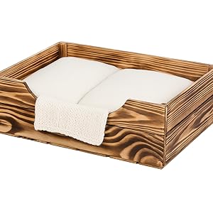 Sequenz, die ein Servierbrett oder ein Tablett aus Holz mit strukturiertem Maserungsmuster zeigt, demonstriert mit einem weißen Tuch oder einer Serviette.
