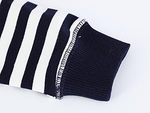 Marineblau-weiß gestreifter Stoff oder Kleidungsstück, das in verschiedenen Falten oder Positionen abgebildet ist.