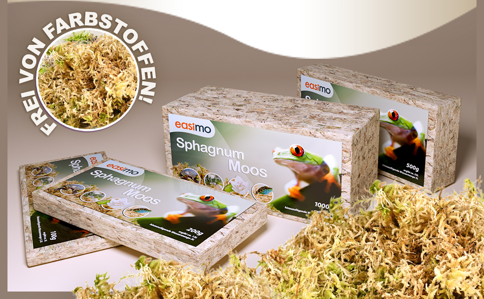 Produktboxen für Haustierstreu, umgeben von natürlich aussehendem Einstreumaterial. Bei der Verpackung wird Wert auf umweltfreundliche und biologisch abbaubare Eigenschaften gelegt.