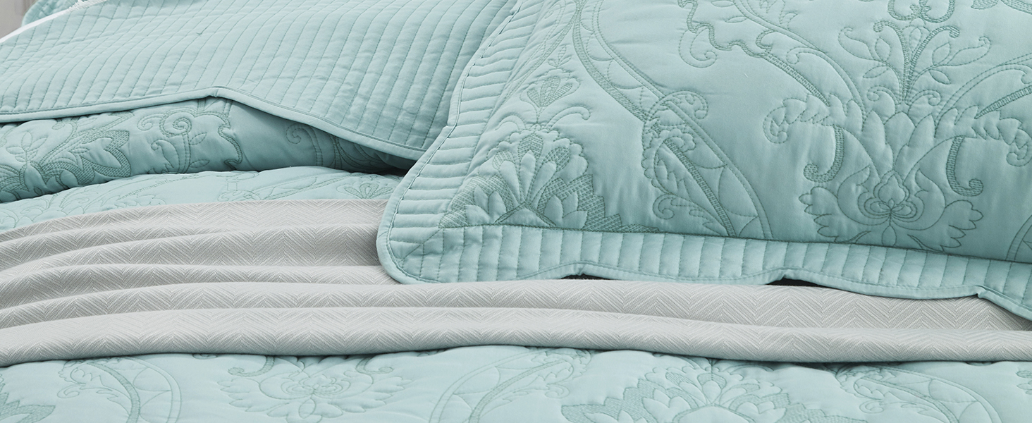 CHIXIN Oversized King/Cal King Bedspread - Lightweight & Beautiful Stitching - Luxury Damask Paisley Pattern - 128x120 I 762cb43c 48ea 48ed 8993 1a7a8255b367. CR0,0,1464,600 PT0 SX1464 V1