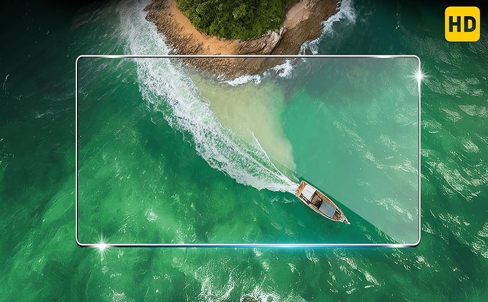 Vue aérienne d'un petit bateau quittant son sillage dans des eaux turquoises près d'un rivage sablonneux à la végétation luxuriante, offrant une qualité d'image haute définition