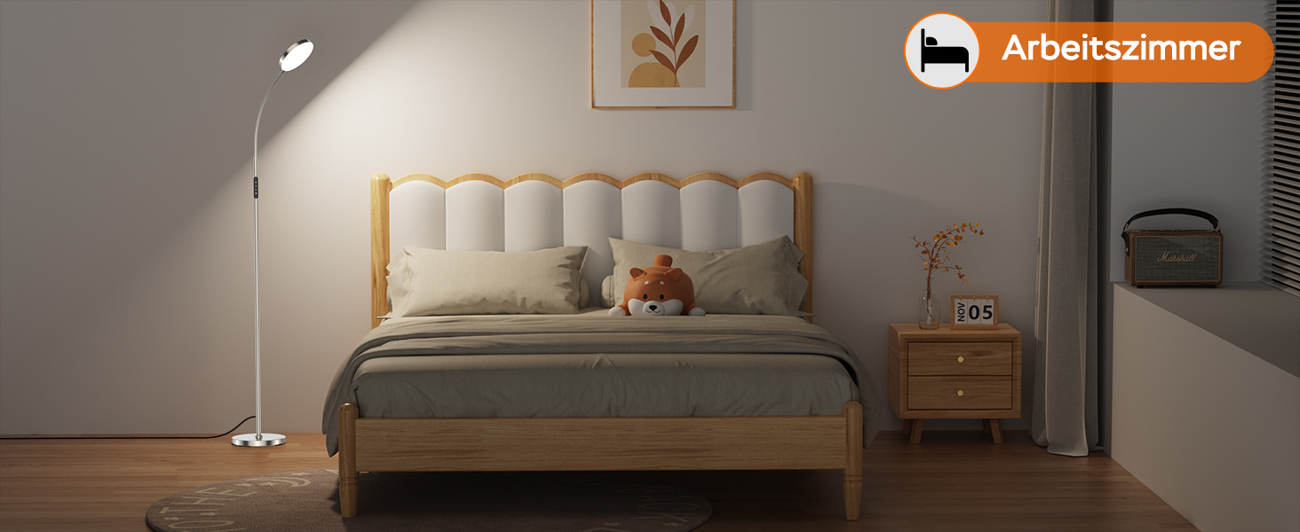 Modernes Wohnzimmerinterieur mit grauem Sofa, Holzmöbeln und moderner Beleuchtung. Sauberes, minimalistisches Design mit natürlichem Licht.